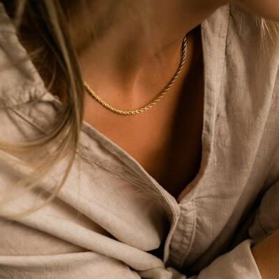 Отдайте предпочтение классическому стилю с красивым ожерельем золотого цвета. 🧡  #ювелирныеизделия #безникеля #безаллергии #гипоаллергенныеукрашения #цепочки #кулоны #украшениядляженщин #женскиеукрашения #украшения #подвески #колье #сделановшвеции