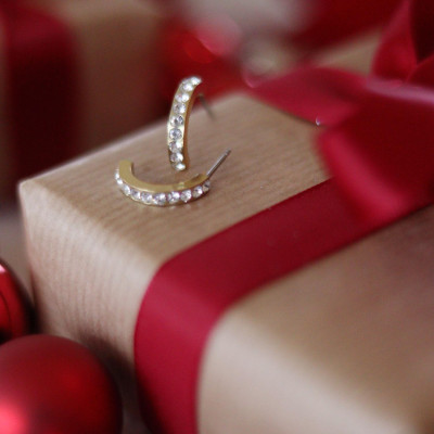 Пришло время сезона праздничных вечеринок! Придайте своему образу изюминку с помощью гипоаллергенных украшений ✨ #проколушейминск #серьгиминск #украшенияминск #гипоаллергенныесерьги #серьгибеларусь #сережкибеларусь #серьгибезникеля